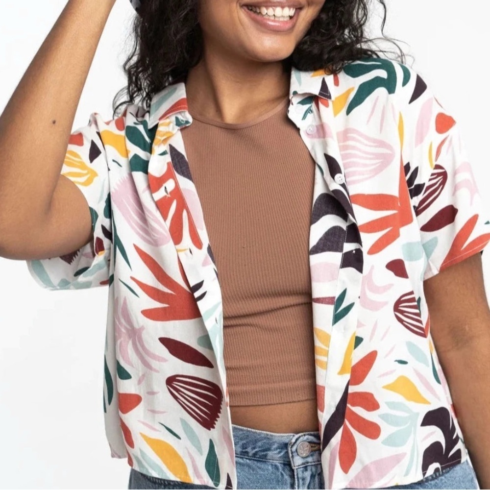 Cropped Button-Down Tropical Print Short Sleeve Shirt - White/Multi